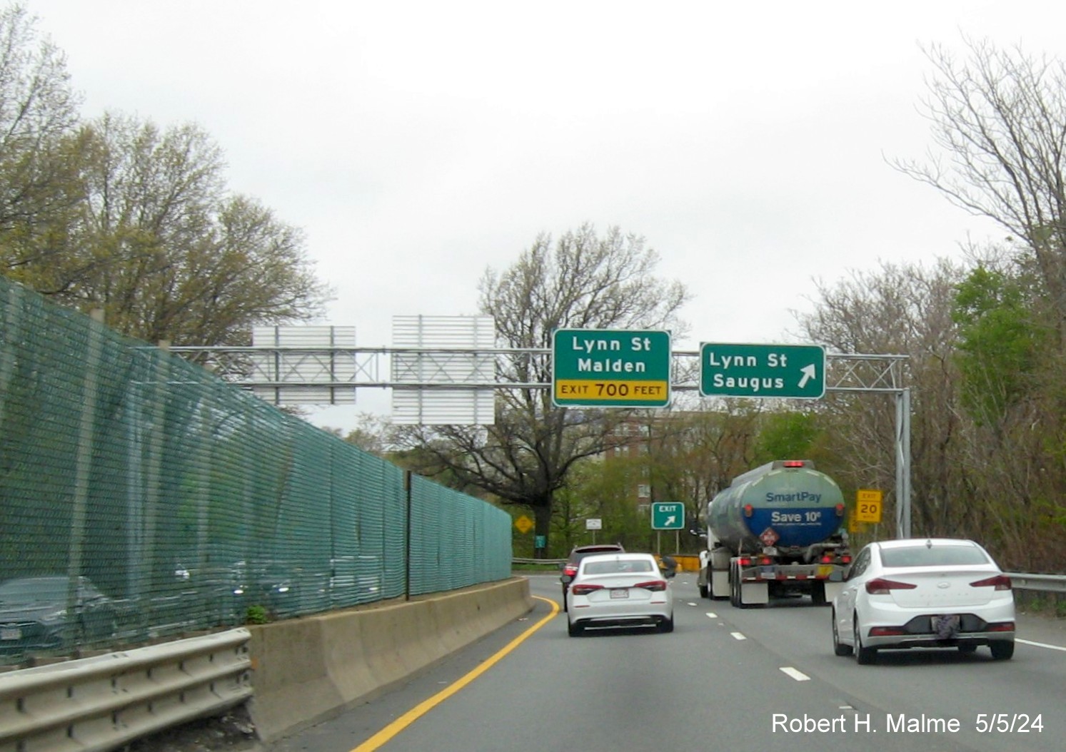 Image of overhead signage at ramp for first Lynn Street exit on US 1 North in Revere, May 2024