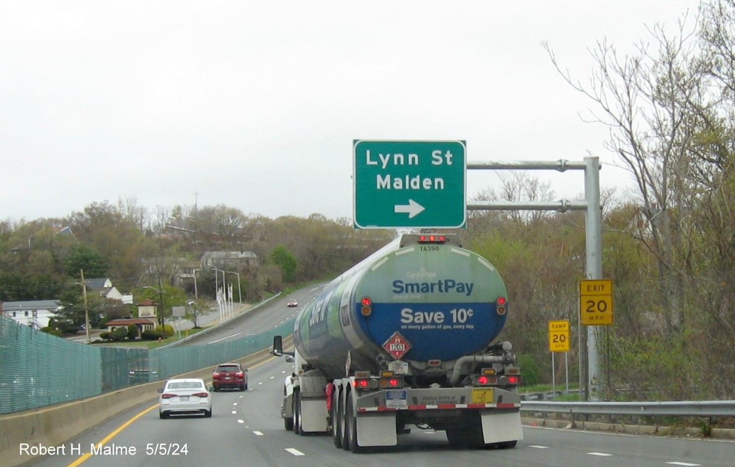 Image of overhead ramp sign for second Lynn Street exit on US 1 North in Malden, May 2024