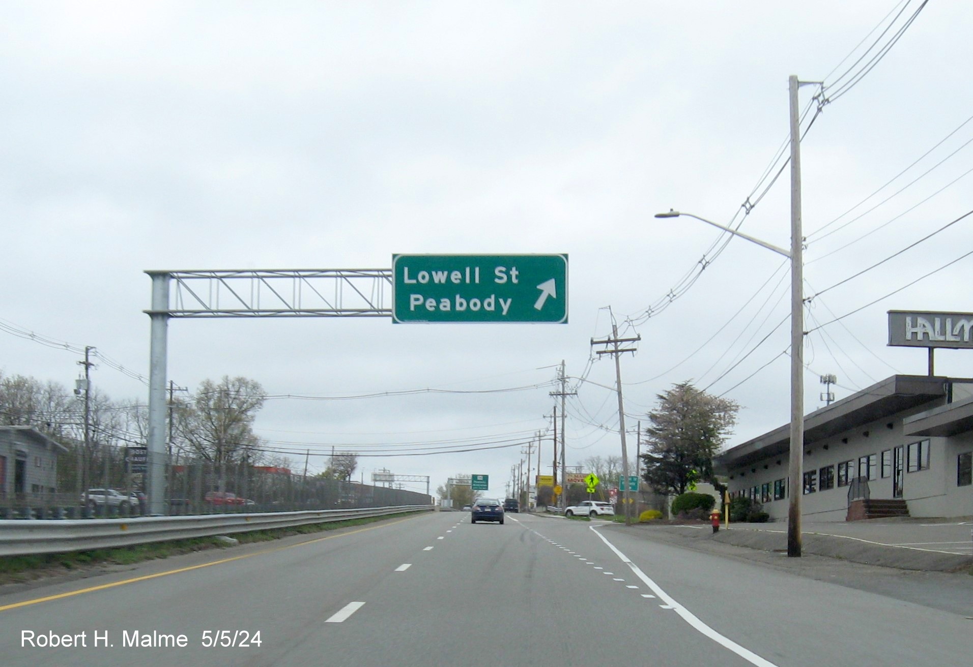 Image of recently placed left side overhead ramp sign for Lowell Street on US 1 North in Peabody, May 2024