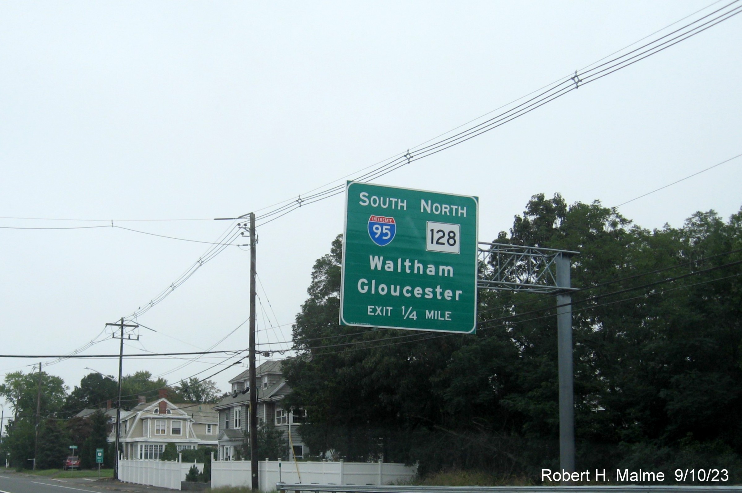 Image of newly placed 1/4 mile advance sign for I-95 South/MA 128 North exits on US 1 North in Lynnfield, September 2023