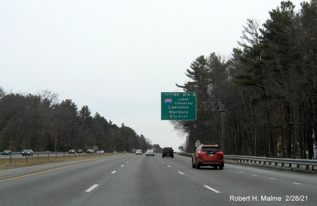 Image of 2 1/2 Miles advance overhead sign for I-495/Lowell Connector exits with new milepost based exit numbers on US 3 North in Chelmsford, February 2021