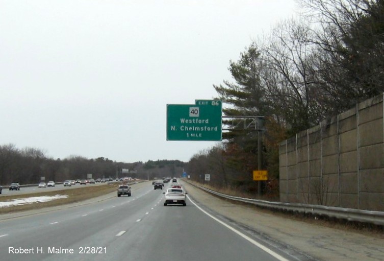 Image of 1 mile advance overhead sign for MA 40 exit with new milepost based exit number and yellow old exit number sign below on US 3 South in Westford, February 2021