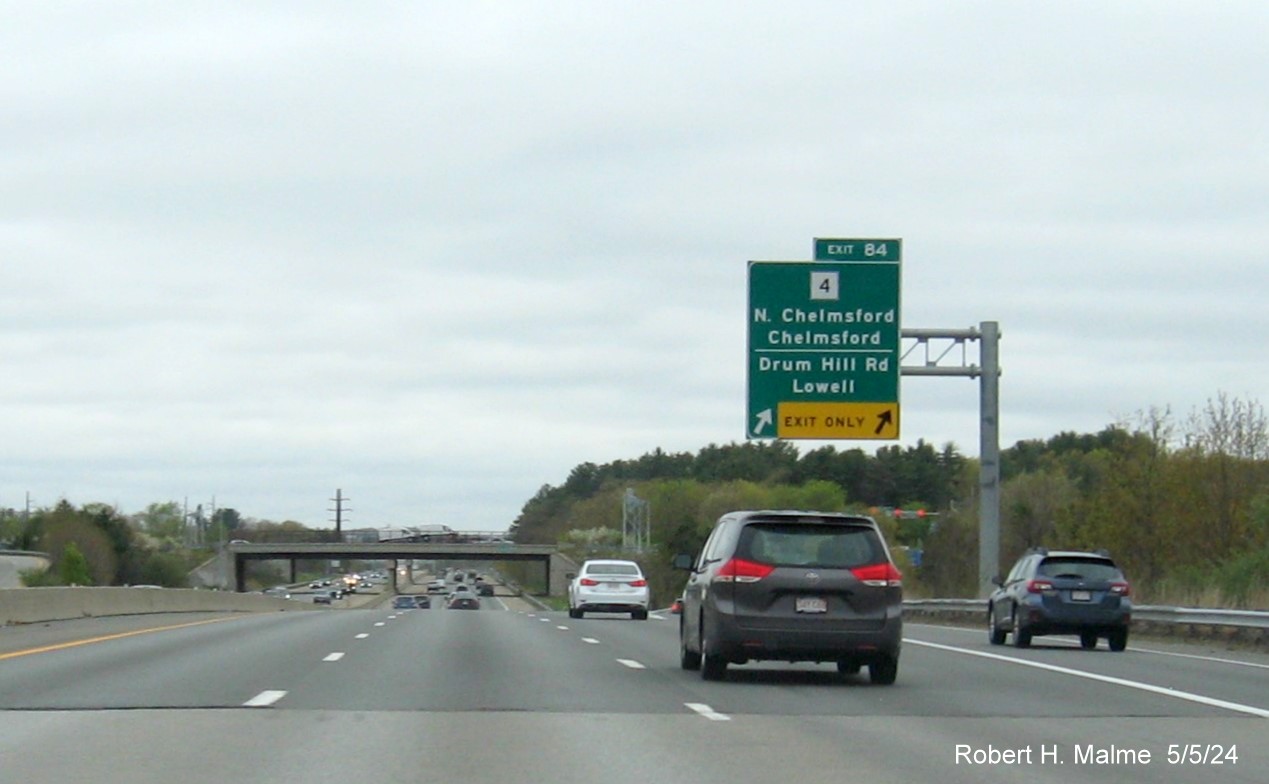 Image of new overhead ramp sign for MA 4/Drum Hill Road exit on US 3 North in Chelmsford, May 2024