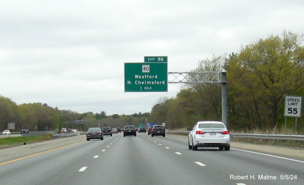 Image of recently placed 1 mile advance overhead sign for MA 40 exit on US 3 North in Chelmsford, May 2024