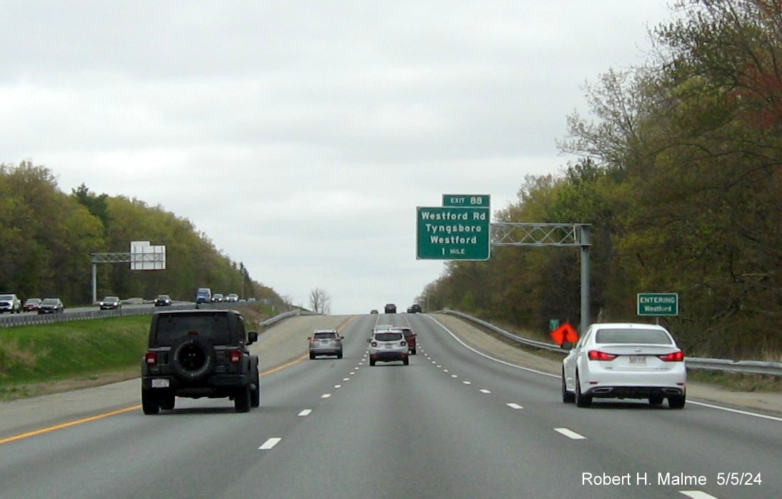 Image of recently placed 1 mile advance overhead sign for the Westford Road exit on US 3 North in Westford, May 2024