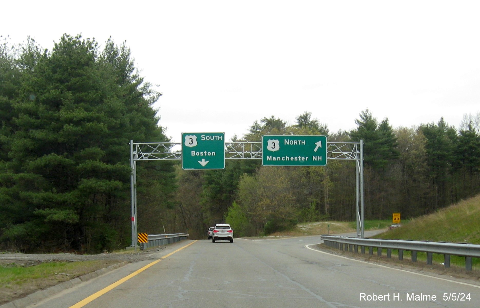 Image of recently placed US 3 South overhead sign on ramp from Middlesex Road in Tyngsborough, May 2024