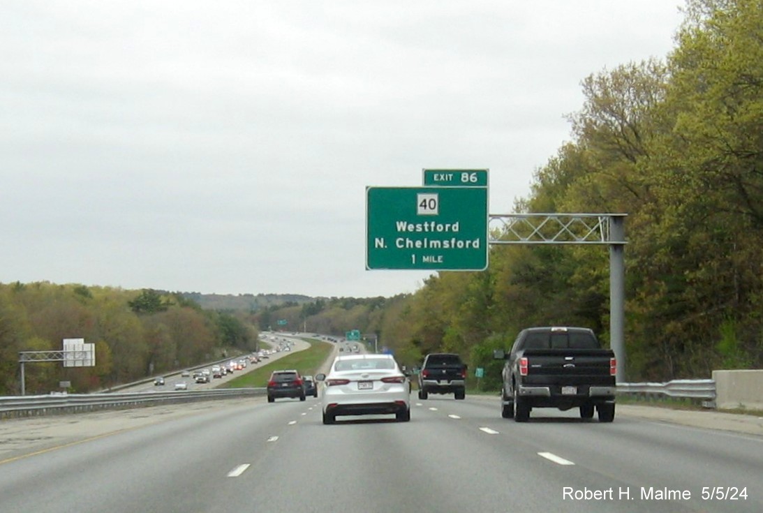 Image of recently placed 1 mile advance overhead sign for MA 40 exit on US 3 South in Westford, May 2024