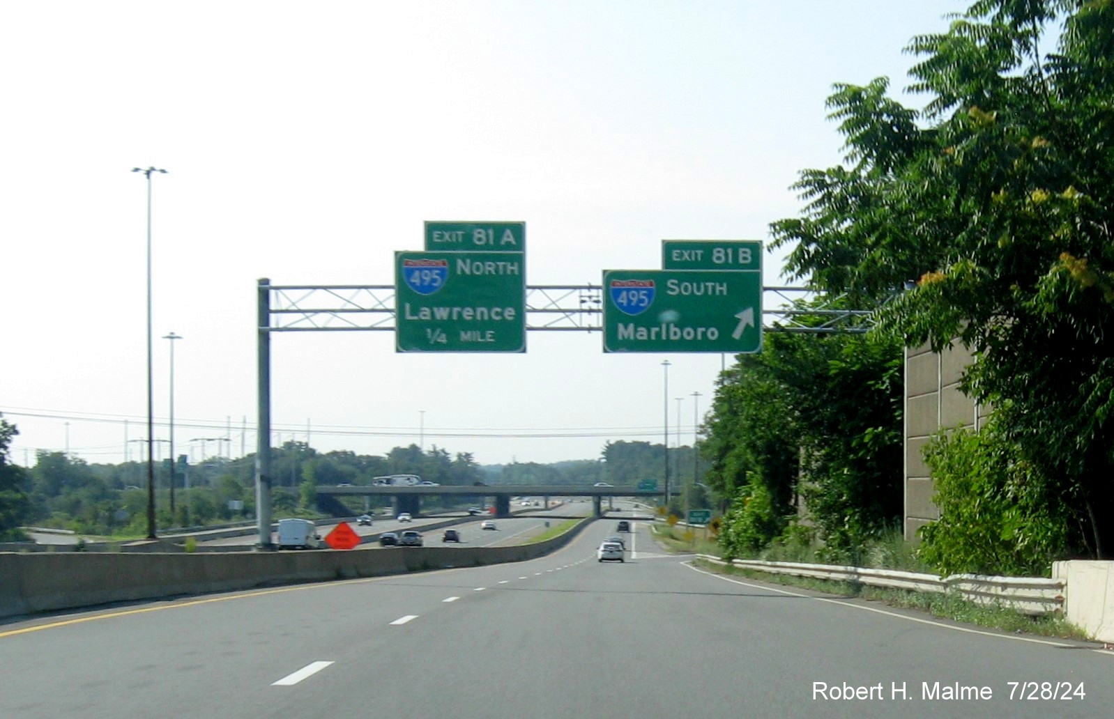 Image of recently placed overhead signs for I-495 exits on C/D ramp from US 3 South in Chelmsford, July 2024