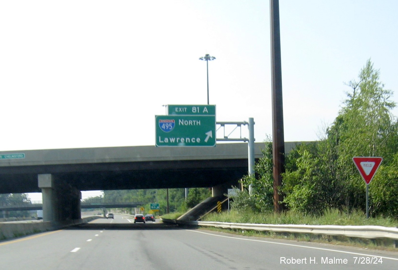 Image of recently placed overhead ramp sign for I-495 North exit on C/D ramp from US 3 South in Chelmsford, July 2024