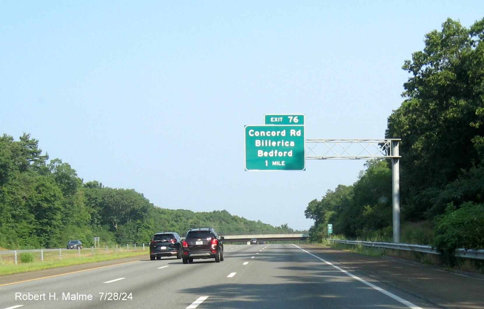 Image of recently placed 1 mile advance overhead sign for Concord Road exit on US 3 North in Bedford, July 2024