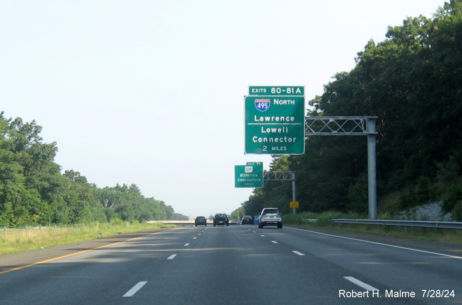 Image of recently placed 2 Miles advance overhead sign for the I-495 North/Lowell Connector exits on US 3 North in Chelmsford, July 2024