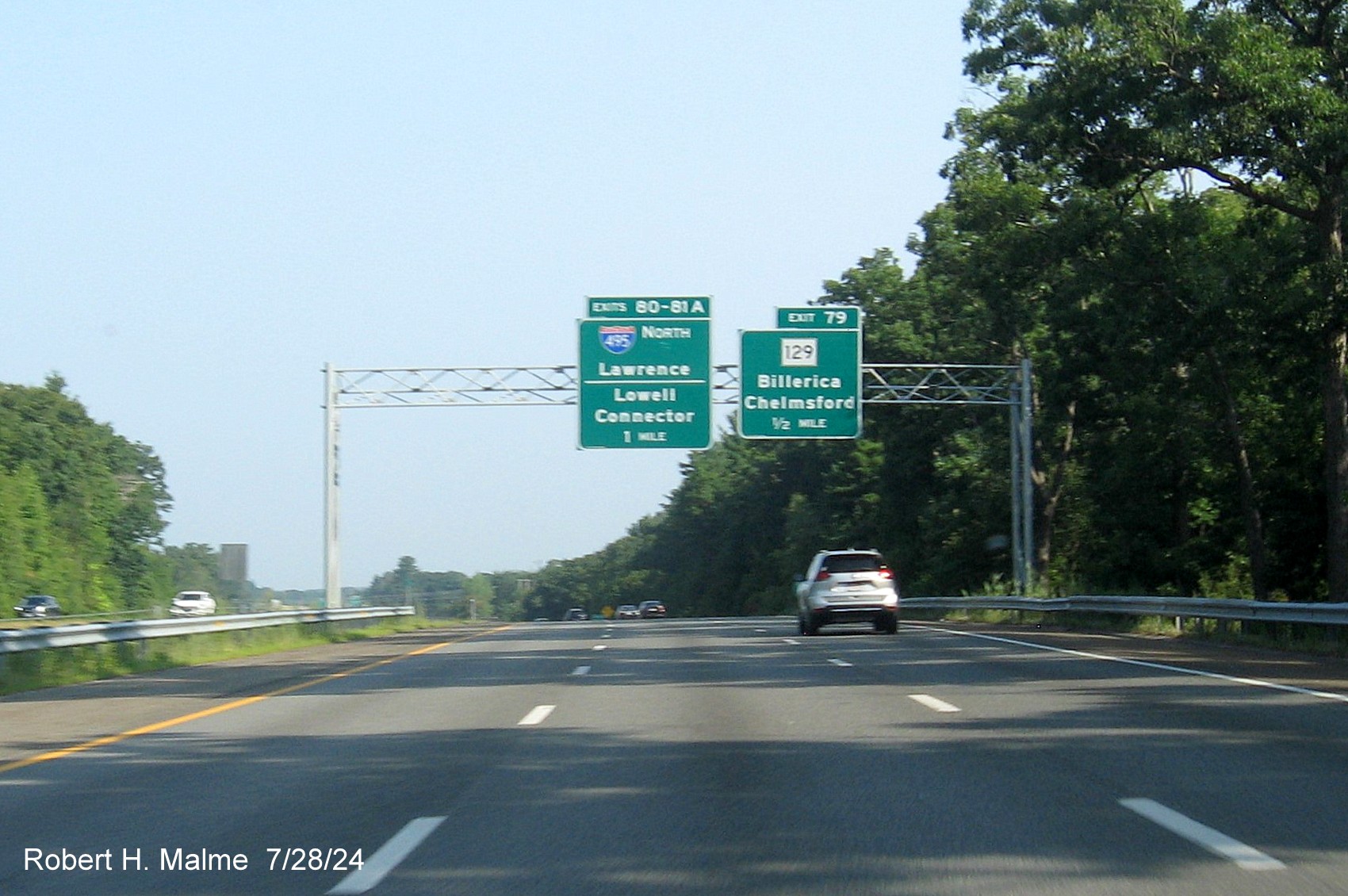 Image of recently placed 1 Mile advance overhead sign for the I-495 North/Lowell Connector exits on US 3 North in Chelmsford, July 2024