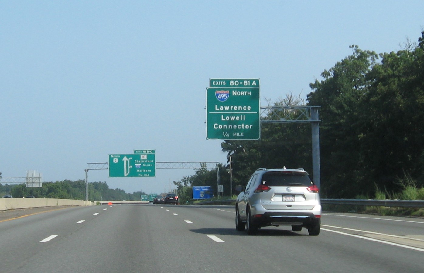 Image of recently placed 1/2 Mile advance overhead sign for the I-495 North/Lowell Connector exits on US 3 North in Chelmsford, July 2024