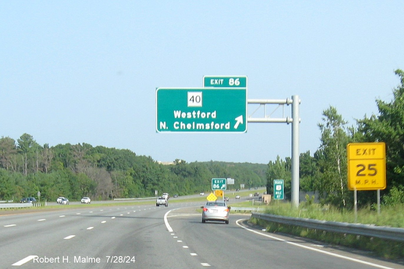 Image of recently installed overhead ramp sign for MA 40 exit on US 3 North in Westford, July 2024