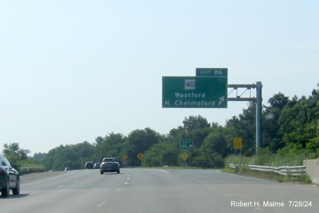 Image of recently placed overhead ramp sign for MA 40 exit on US 3 South in Westford, July 2024