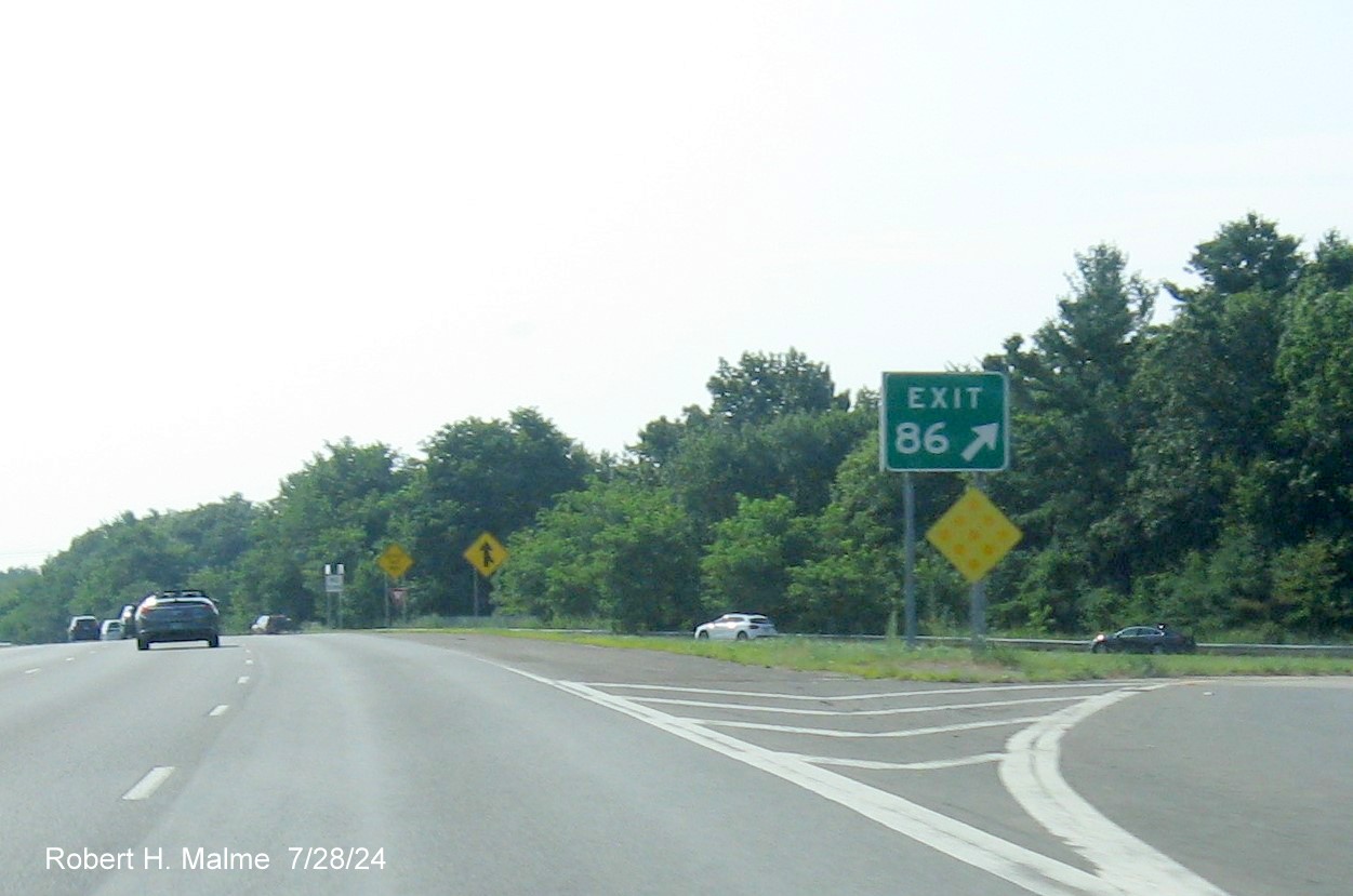 Image of recently placed gore sign for MA 40 exit on US 3 South in Westford, July 2024