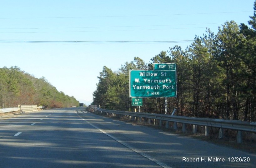 Image of 1-Mile advance sign for Willow Street exit with new milepost based exit number and green old exit number sign on left support post on US 6 East in Yarmouth, December 2020