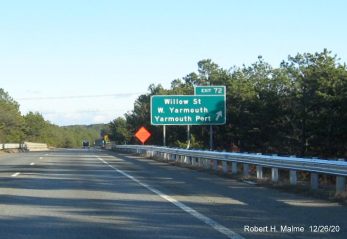 Image of ground mounted ramp sign for Willow Street exit with new milepost based exit number on US 6 East in Yarmouth, December 2020