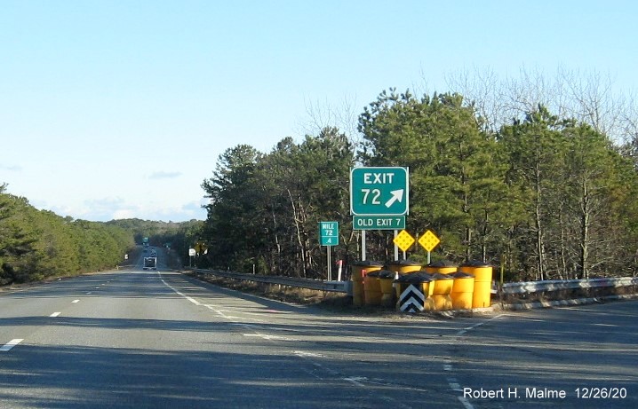 Image of gore sign for Willow Street exit with new milepost based exit number and green old exit number sign below on US 6 East in Yarmouth, December 2020
