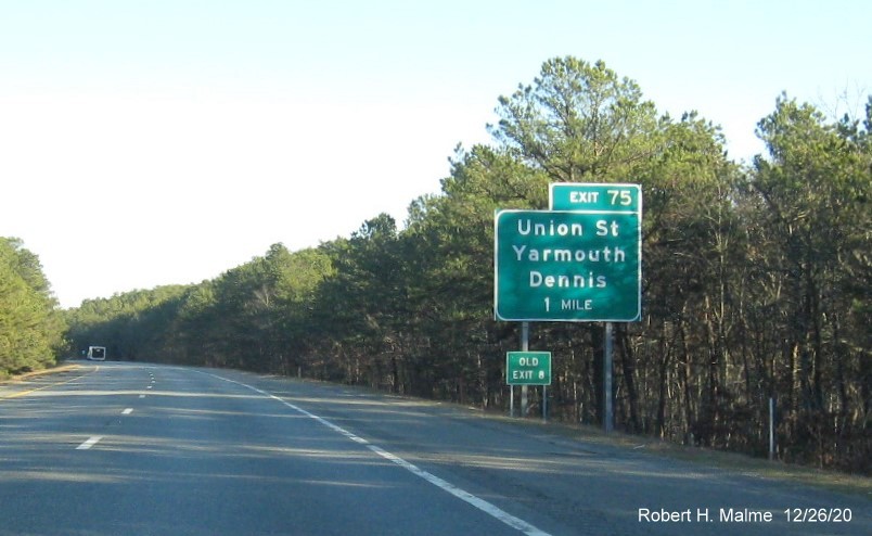 Image of 1-Mile advance sign for Union Street exit with new milepost based exit number and green old exit sign on separate posts in front on US 6 East in Yarmouth, December 2020