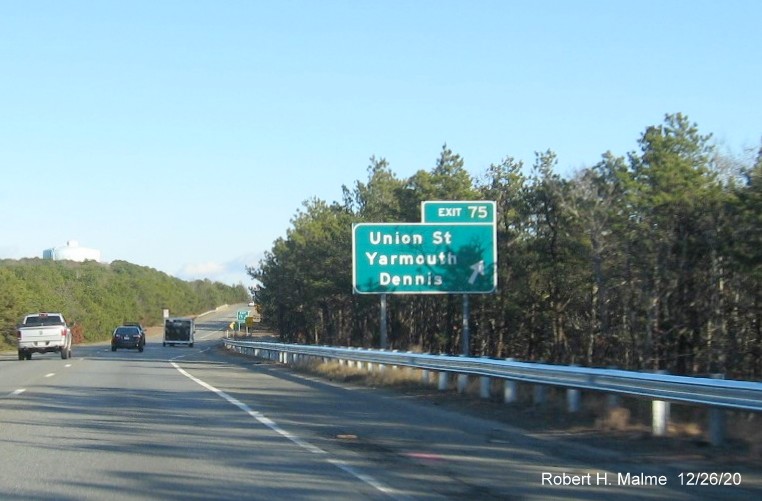 Image of ground mounted ramp sign for Union Street exit with new milepost based exit number on US 6 East in Yarmouth, December 2020
