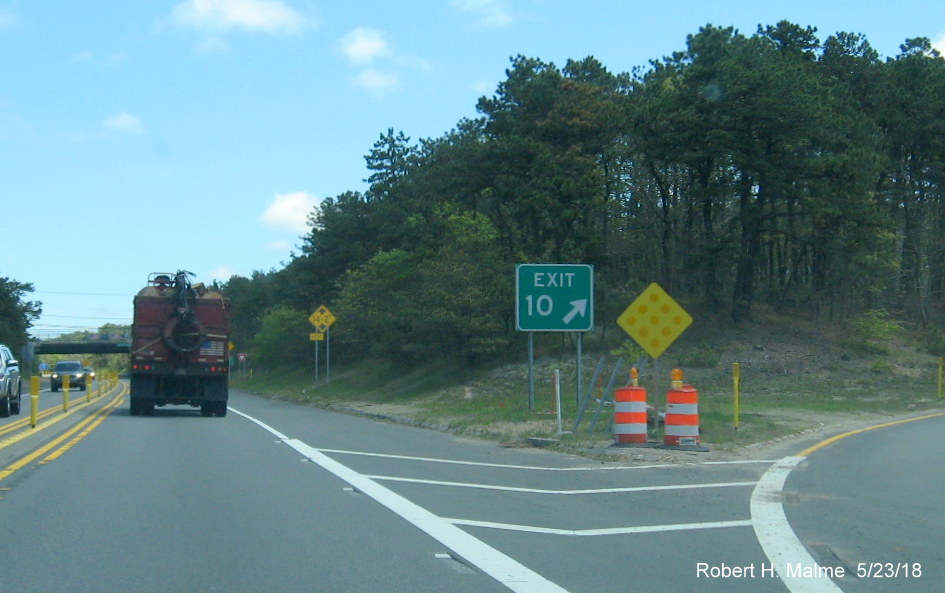 Image of recently placed new gore sign for MA 124 exit ramp from US 6 East in Harwich