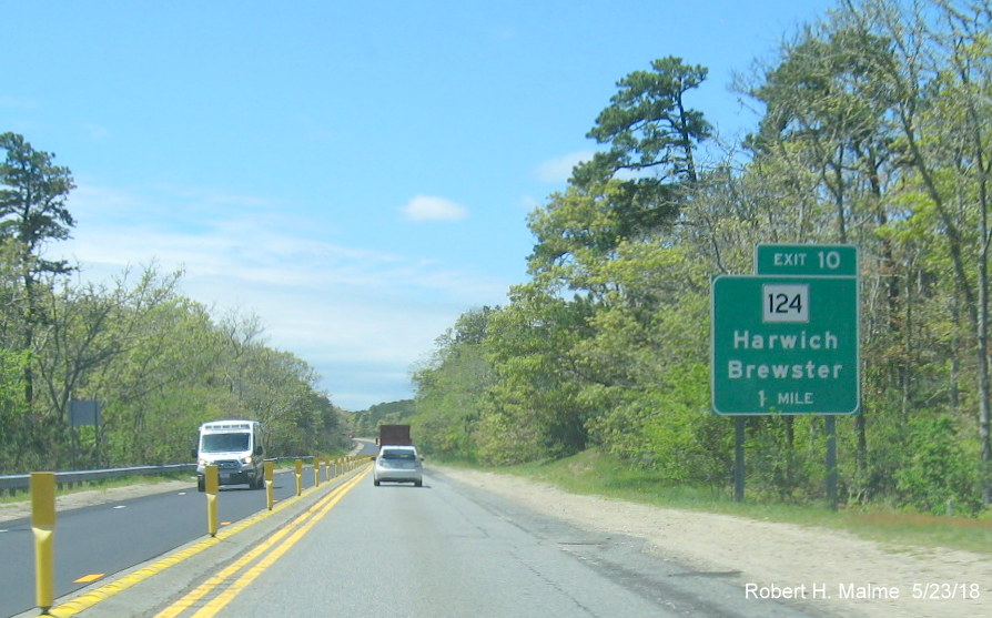 Image of recently placed since January 2018, 1 mile advance sign for MA 124 exit on US 6 West in Harwich