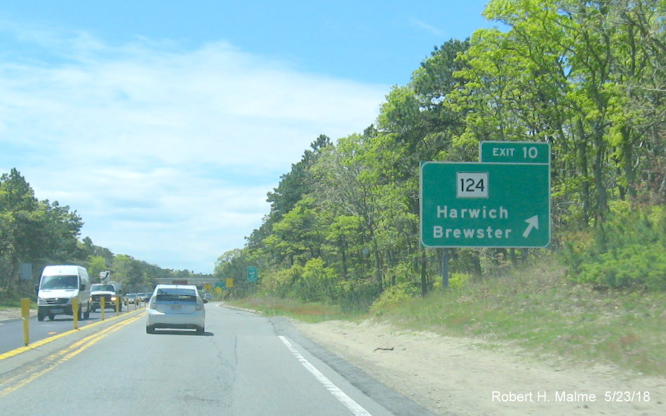 Image of recently placed off-ramp sign for MA 124 exit on US 6 in Harwich put up after Jan. 2018