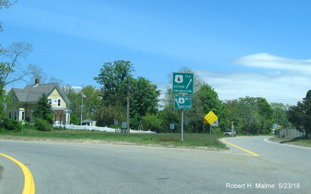 Image of US 6 guide/paddle signs in Orleans Rotary at end of Mid-Cape Highway