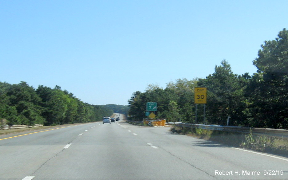 Image of recently placed gore sign for Willow Street exit off-ramp on US 6 East in Yarmouth in Sept. 2019