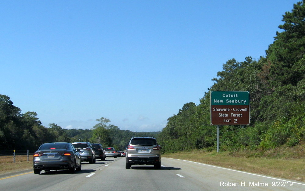 Image of combination auxiliary and attractions sign for MA 130 exit on US 6 West in Sandwich