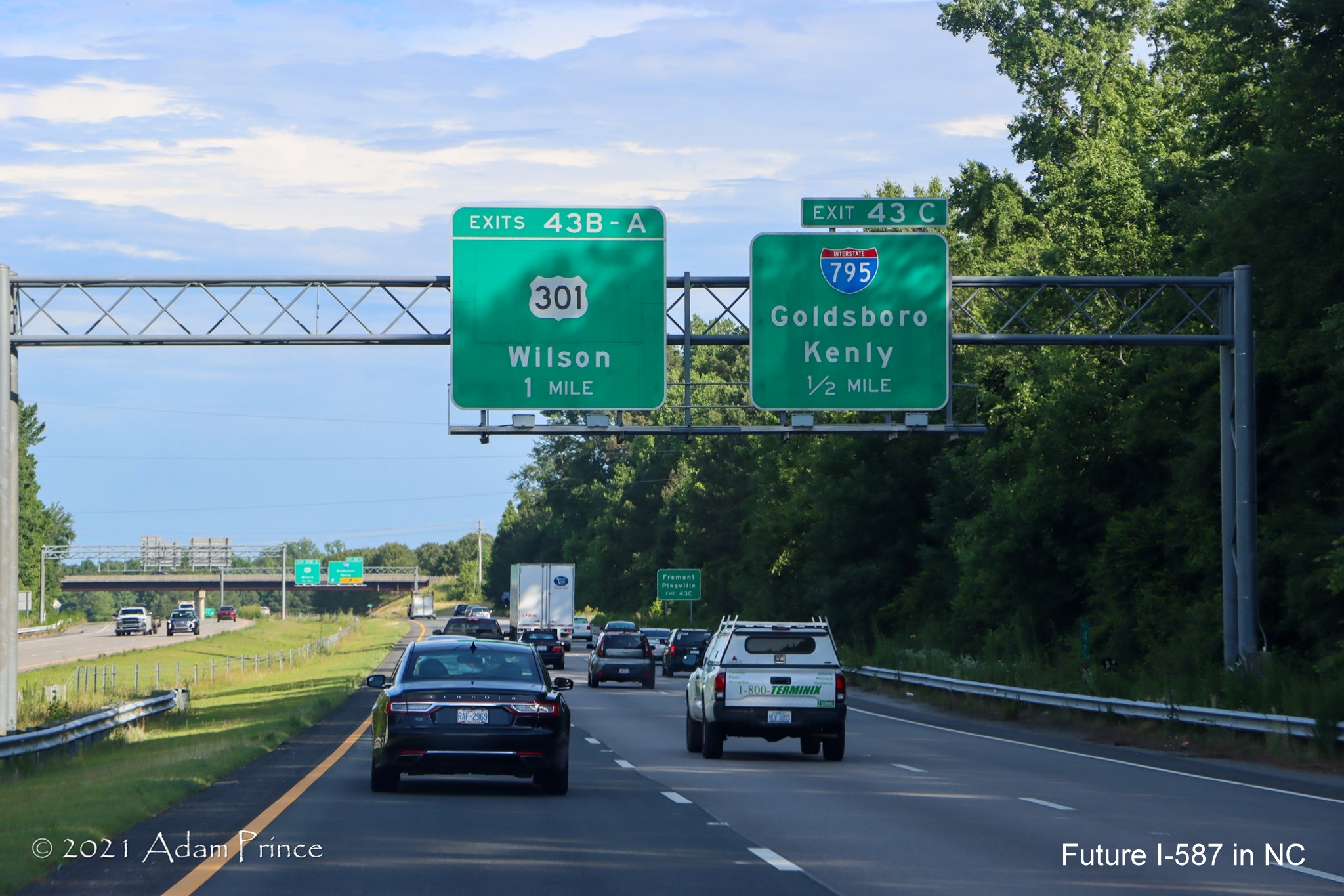 Overhead advance signs for US 301 and I-795 South exits on US 264 East (Future I-587 South) in Wilson, photo by Adam Prince, June 2021
