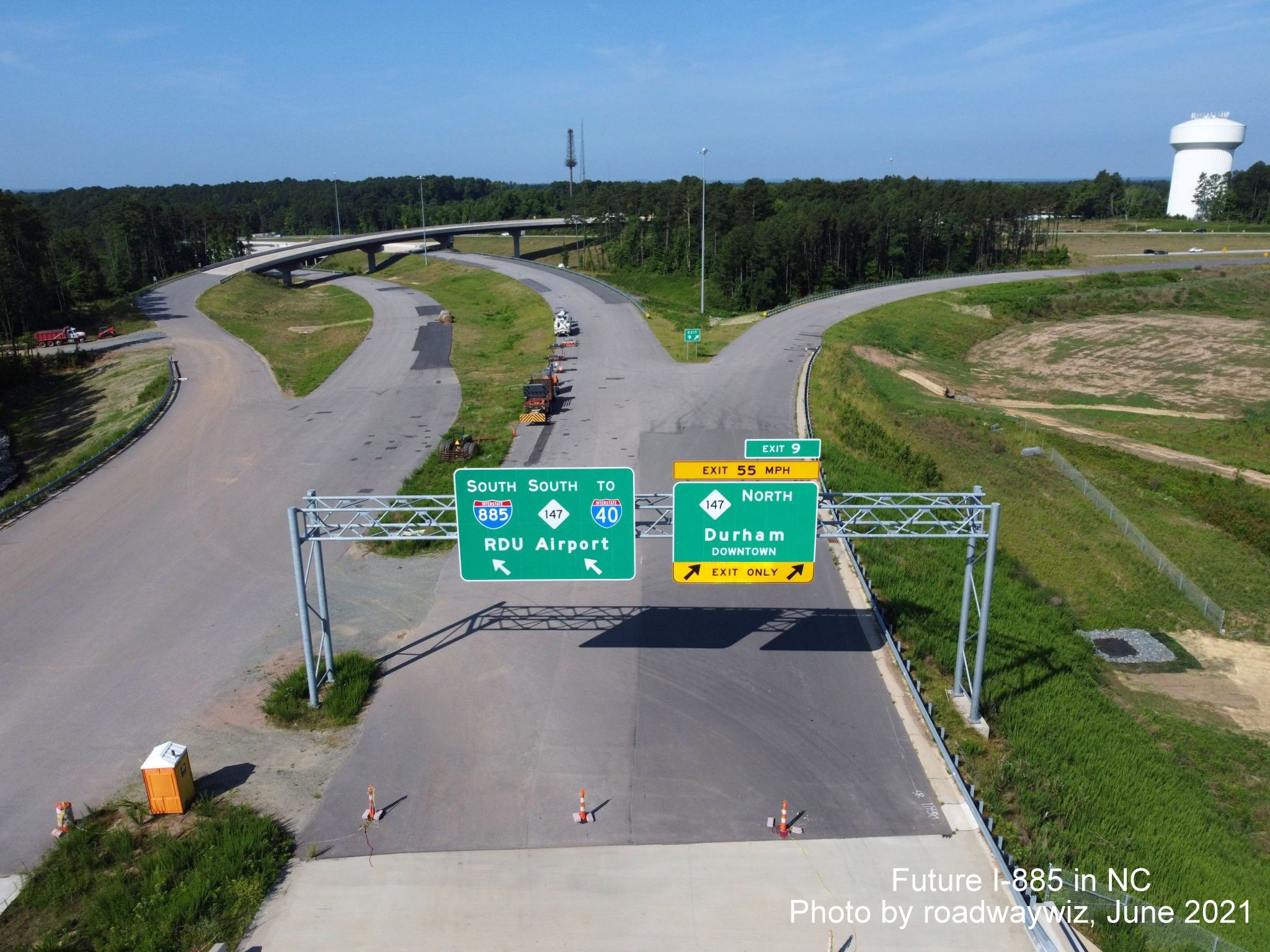 Image of overhead ramp and pull through signs on unopened I-885 South for NC 147/Durham Freeway exit, photo by roadwaywiz, June 2021