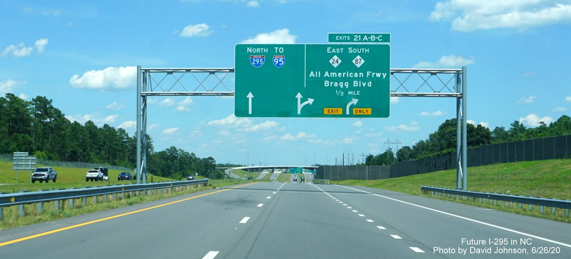 Image of overhead 1/2 Mile advancce sign for All American Freeway/Bragg Blvd exit with I-295 shield, by David Johnson June 2020