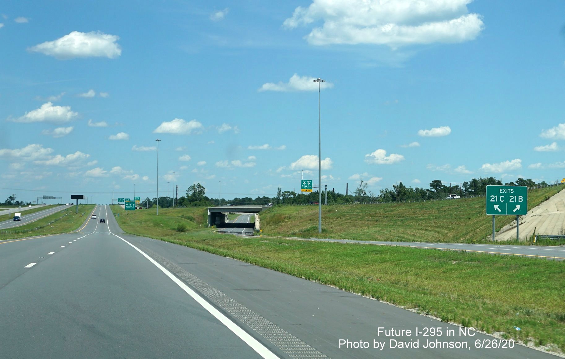 Image of gore signage at split of ramps to Bragg Blvd and the All American Freeway from I-295 North, by David Johnson June 2020