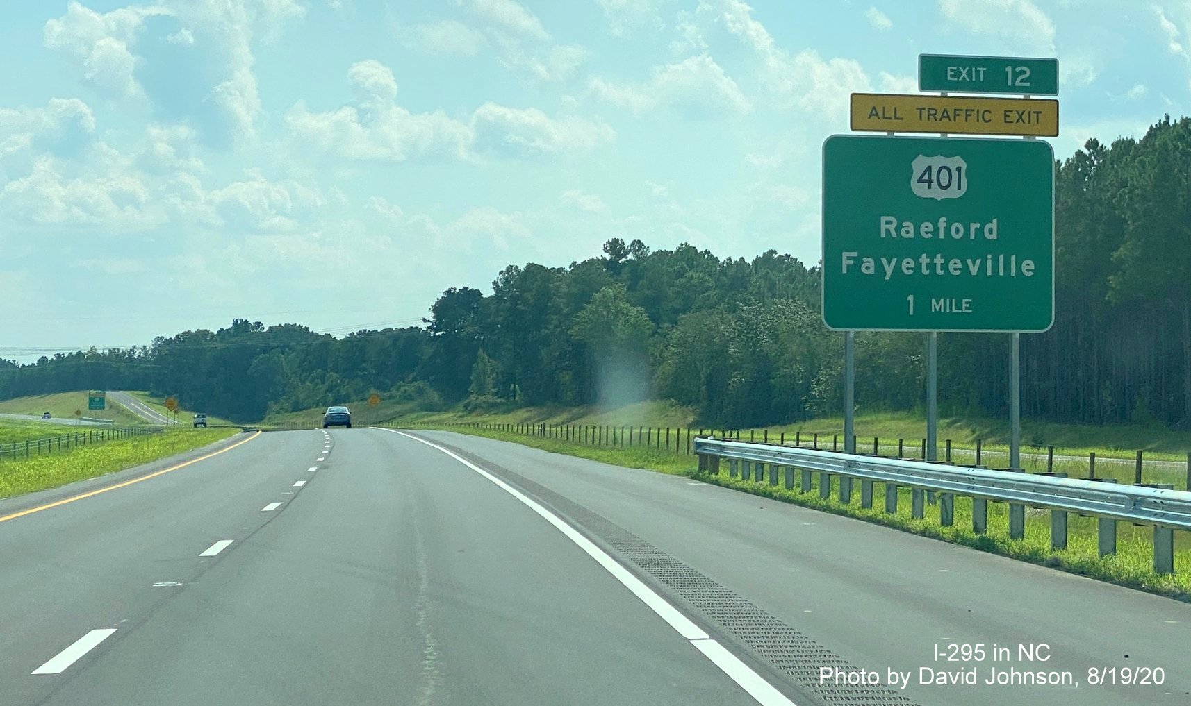 Image of 1-Mile Advance ground mounted sign for US 401 exit on Outer Loop/I-295 South in Fayetteville, 
        by David Johnson August 2020
