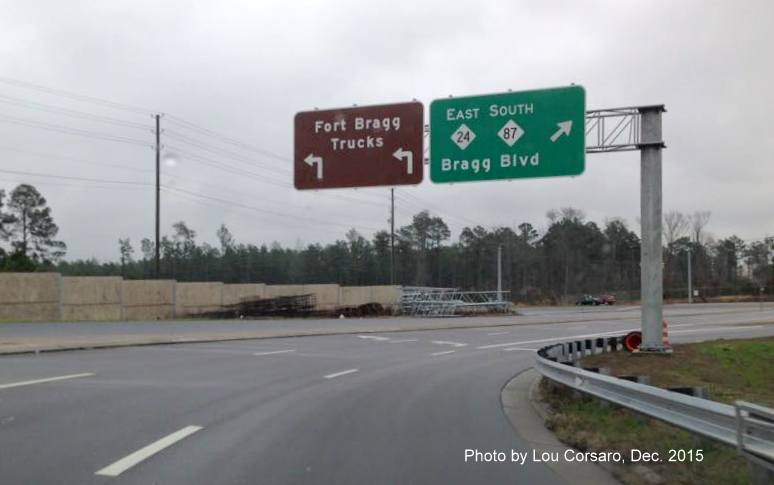 Image of overhead signage at bottom of ramp to Bragg Blvd from Fayetteville Loop west