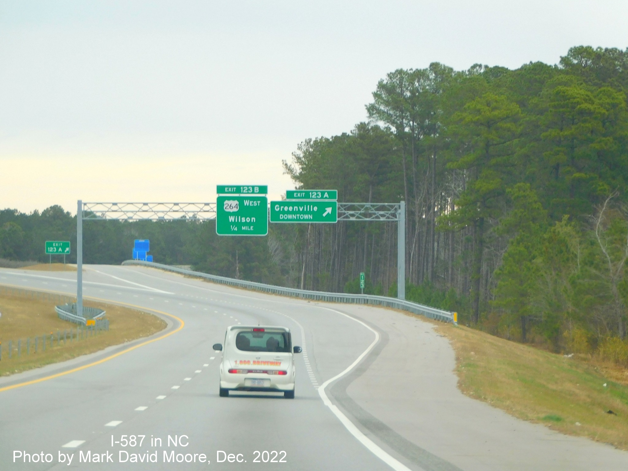 Image of overhead advance signage approaching Downtown Greenville and I-587 West exits on US 264 West/NC 11 Bypass North in Greenville, photo by Mark David Moore, December 2022