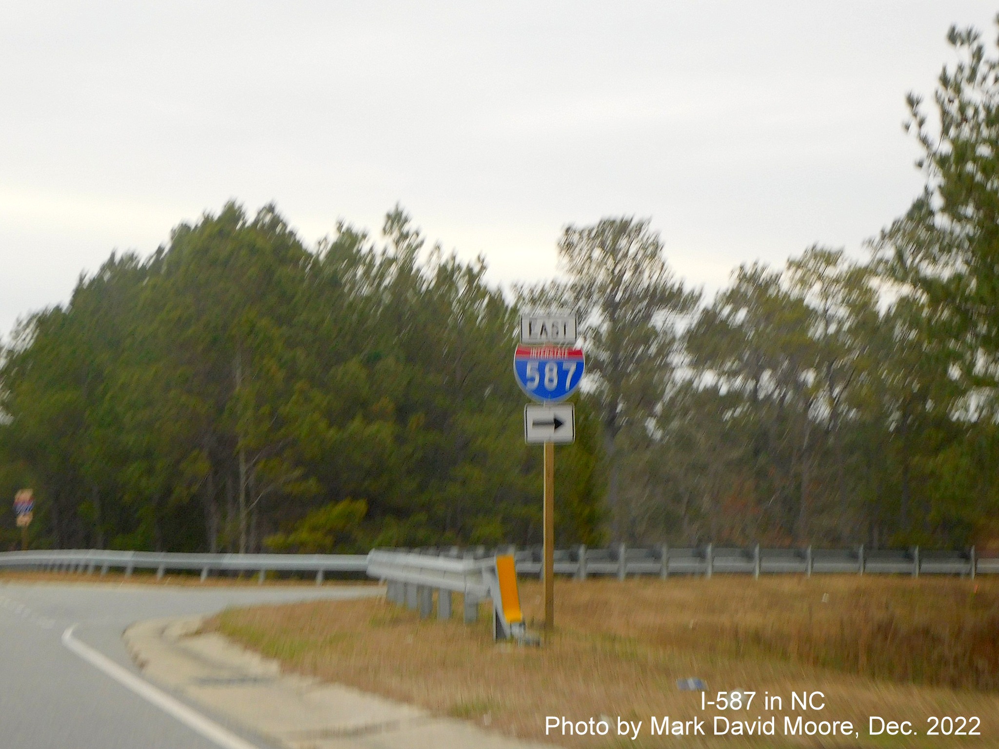 Image of East I-587 trailblazer on NC 91 North in Walstonburg, photo by Mark David Moore, December 2022