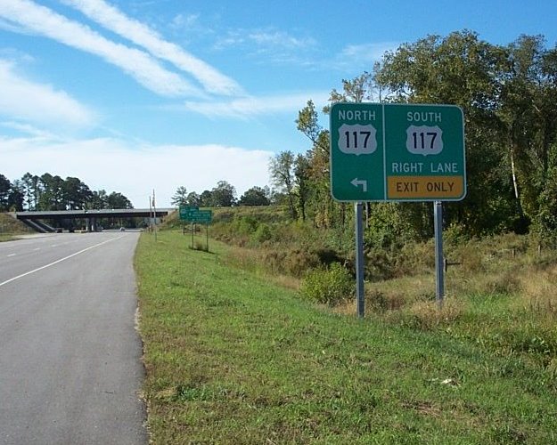 Photo of US 117 interchange signing along US 301 in Oct. 2007
