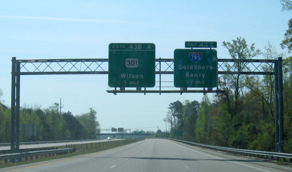 Photo of I-795 Exit sign on US 264 East and auxiliary signage for US 117 traffic, 
April 2010