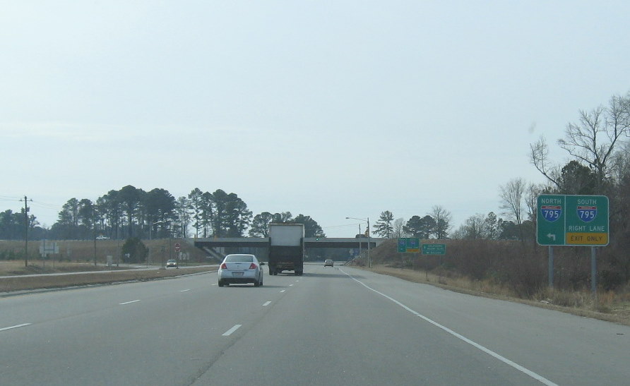 Photo of I-795 interchange signing along US 301 in Jan. 2010