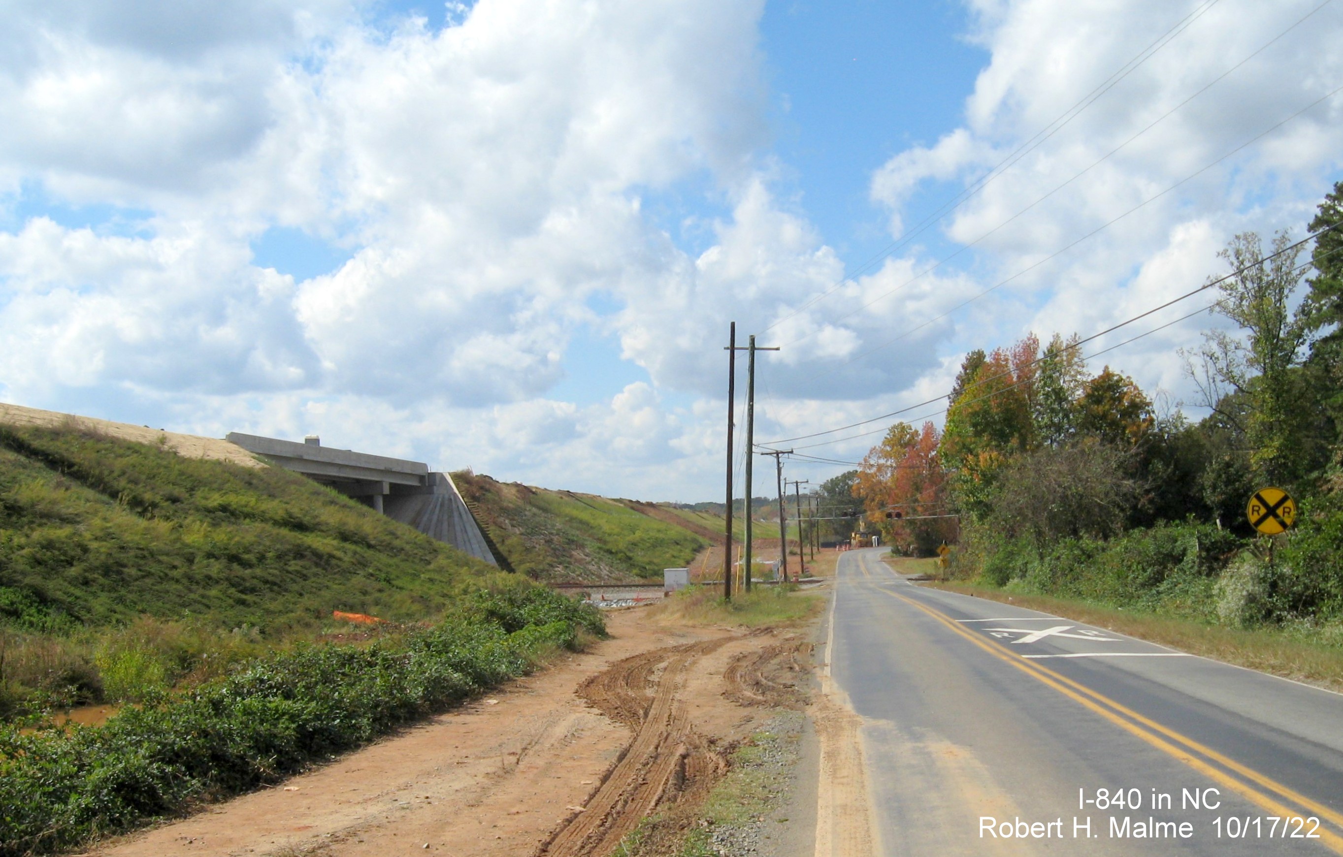 Image of future Greensboro Loop railroad ridge along Hillcroft Road, October 2022