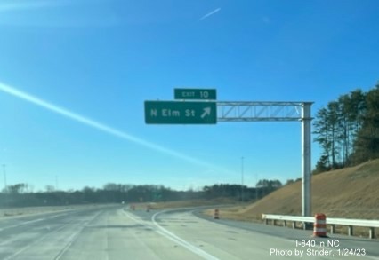 Image of overhead ramp sign for North Elm Street exit on West I-840/Greensboro Urban Loop, photo by Strider, January 2023
