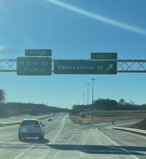 Image of overhead signage at ramp for Yanceyville Street on I-840 West/Greensboro Urban Loop, photo by Strider, January 2023