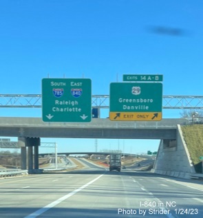 Image of newly placed overhead signs on I-840 East/Greensboro Loop at US 29 exits ramp with concurrency shown between South I-785 and East I-840, photo by Strider, January 2023