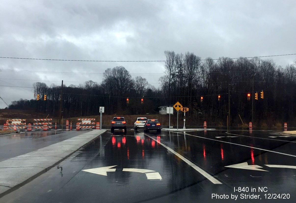 Image of traffic lights at end of ramp from I-840 East Greensboro Urban Loop, the temporary end of the roadway, photo by Strider, December 2020