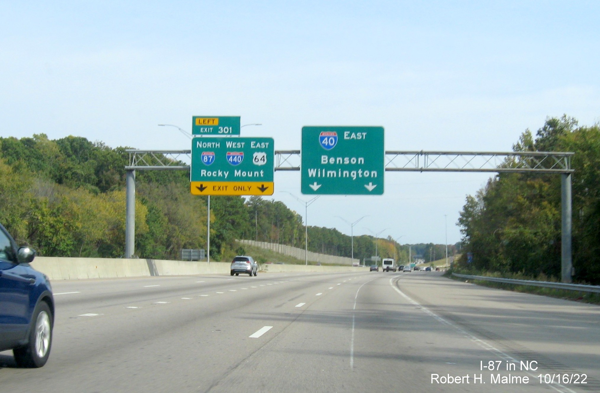 Image of 1 Mile advance overhead sign for I-87 North/I-440 West/US 64 East on I-40/US 64 East 
                                        in Raleigh, October 2022