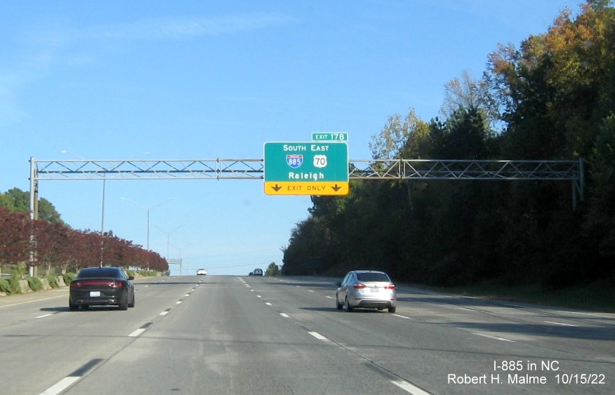 Image of 1/2 mile advance overhead sign for I-885 South/US 70 East exit on I-85/US 15 North/US 70 East in Durham, October 2022