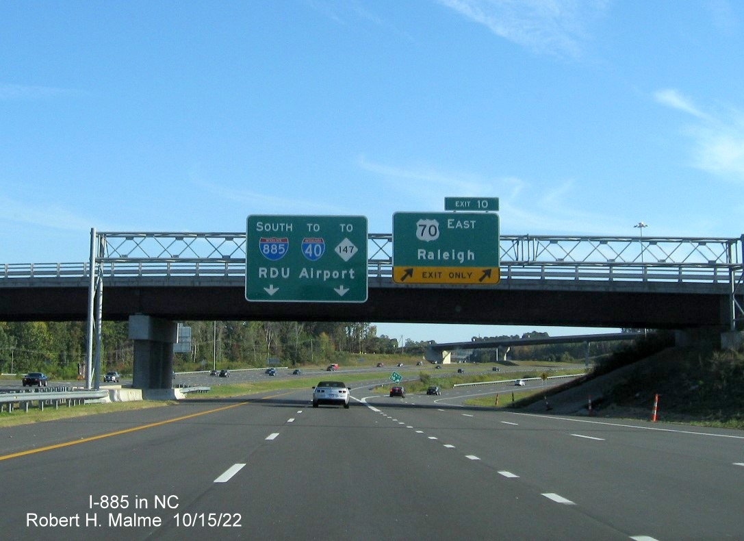 Image of overhead signage at split of South I-885 and East US 70 in Durham, October 2022